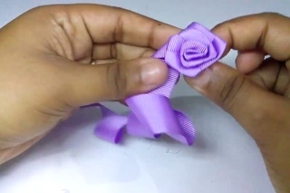 Florzinha de rococó na fita de gorgurão