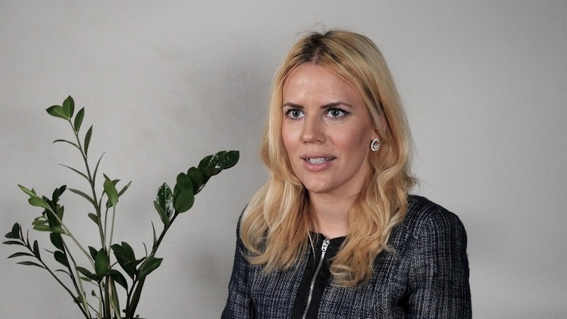 Carolina Sundell talar om bankerna på Earth Day