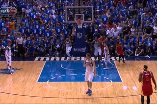 Tyson Chandler throws a punch at Dwight Howard