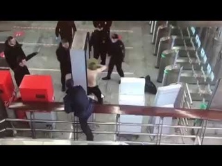 Полицейские столичного метрополитена, усмирившие дебошира в вестибюле станции, поощрены руководством
