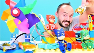 Hot Wheels araba yarışı! PJ Masks bir sürü araba oynatıyorlar. Rüzgarlı elektrik türbini yapımı