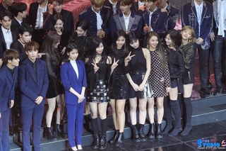 [Fancam] 180214 @ IU - Group Photo with Artists - 2018 GAONCHART MUSIC AWARDS (Nayeon IU fancam) by Spinel