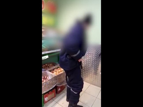 Мужчина в магазине без