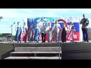 Песни “Эх казачата“ и “На горе стоял казак“.