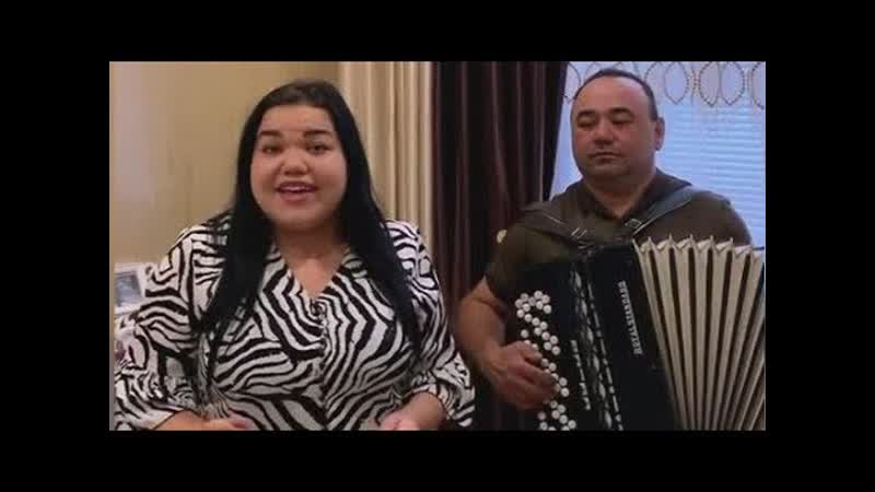 Папа с дочкой красиво поют и играют на