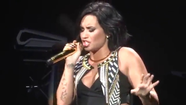 Heart Attack Demi Lovato, Jingle Ball 2015 Tampa, FL, FLZJingle