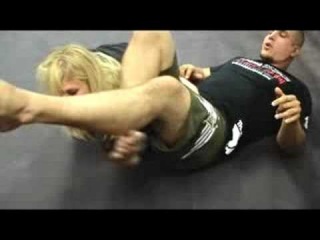 Фрэнк Мир показывает omoplata на Джоан ММА девушке