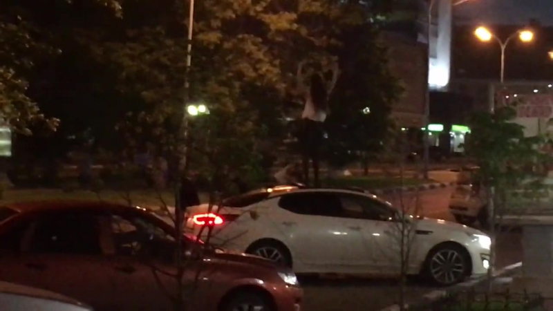 Пьяная девка на Крыше мазды.
