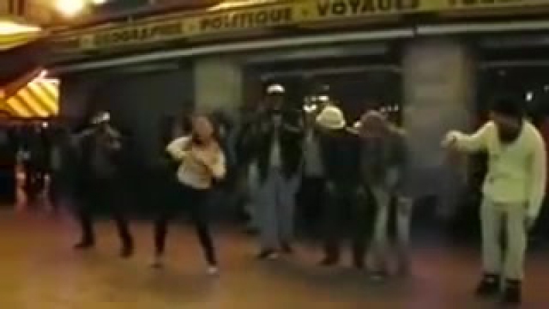 Казашка преподала урок по танцам