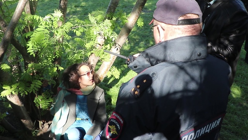 Питерская активистка приковала себя к дереву в сквере у
