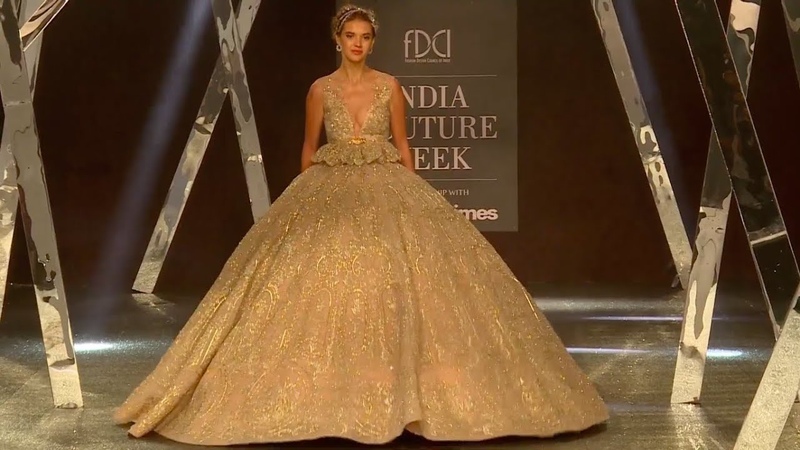 Sara Ali Khan Walks For Falguni Shane Peacock, India Couture Week