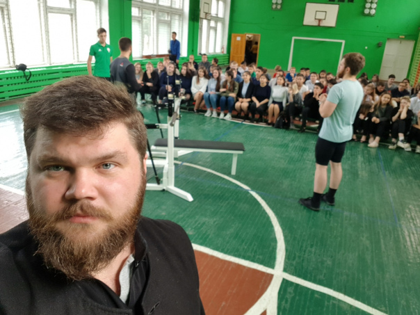 Физическая культура и спорт воронежской области. Знаменитый пауэрлифтер России. Пауэрлифтинг чемпион 2000 года Михаил. Пауэрлифтинг чемпионы Воронеж женщины. Павел Симонов священник по физкультуре и спорту.