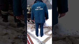 ПОЖАРНЫЕ ПРИЕХАЛИ БЕЗ ВОДЫ, СМОТРЕЛИ КАК ГОРИТ ДОМ СЛАЖЕННАЯ РАБОТА