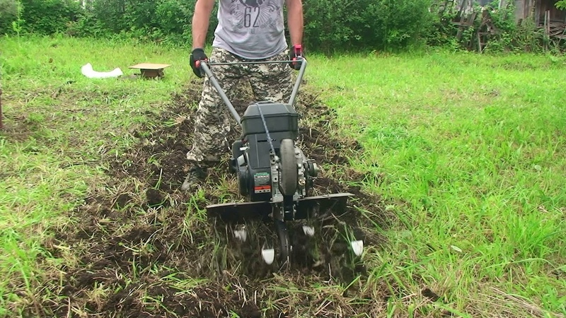 Вспаханная земля культиватор'. Вспашка земли мотоблоком фрезами. Вспашка земли мотоблоком фрезами. Вспашка земли мотоблоком фрезами. Культивация участка.