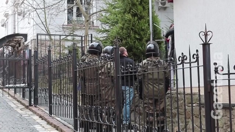 Львов. 9 срэвает Российский флаг с